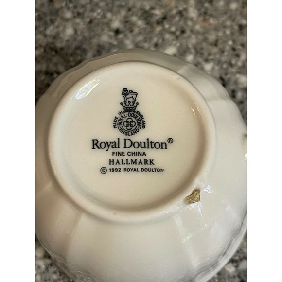 5 Piece Lot Royal Doulton Hallmark 3 cups 2 saucer - Picture 4 of 4